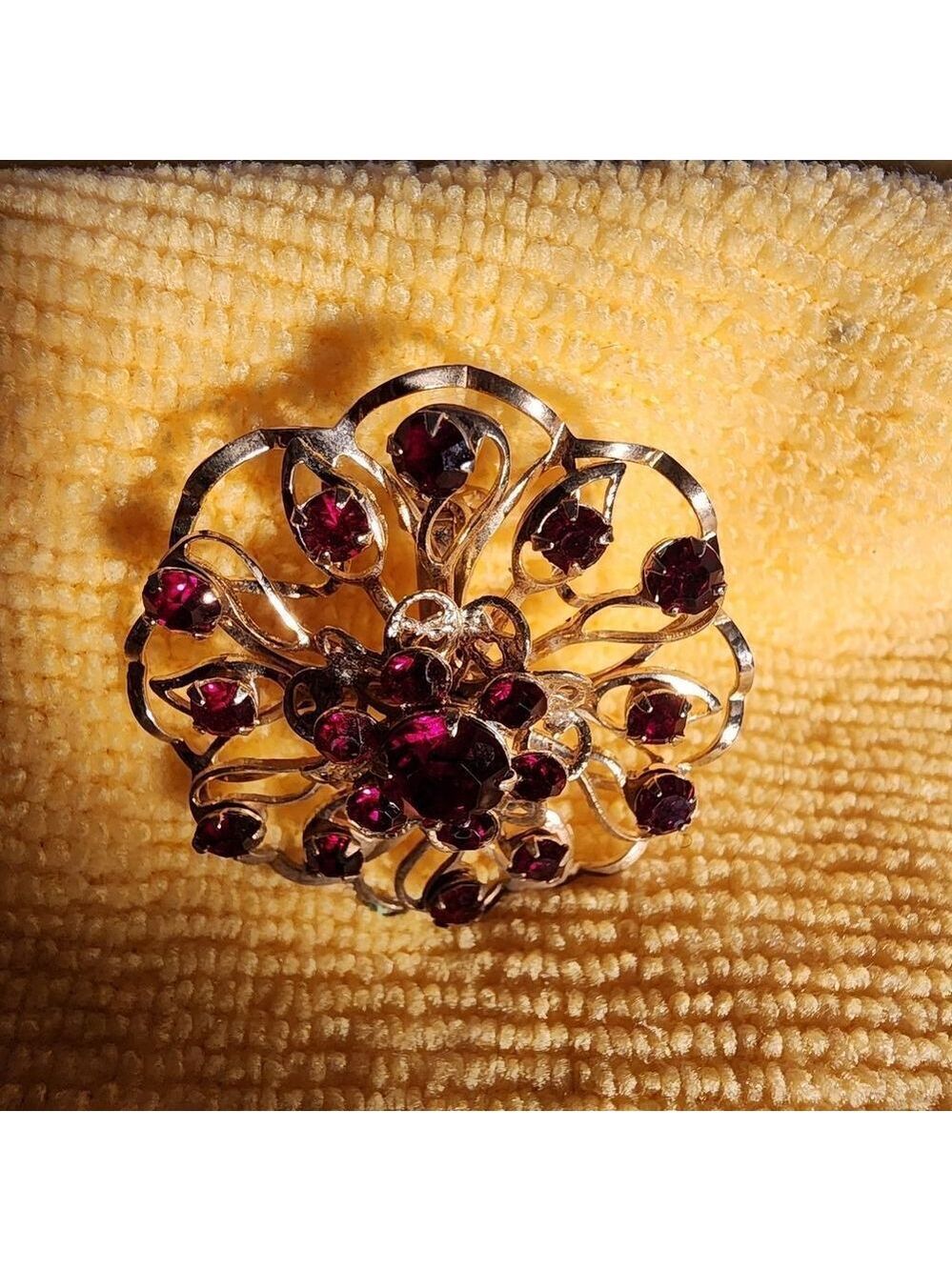 Elegant Red Gemstone Brooch - Picture 2 of 5